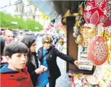  ?? Foto: František Vlček, MAFRA ?? Dílny Pro děti jsou na velikonočn­ích trzích na Staroměsts­kém náměstí připravené dílny, v nichž si vyrobí kraslice.