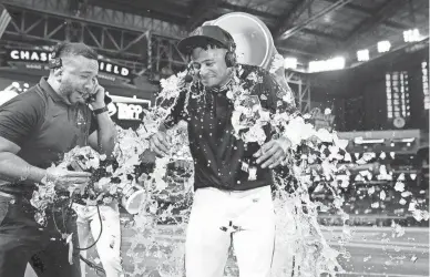  ?? ROB SCHUMACHER/THE REPUBLIC - USA TODAY NETWORK ?? Diamondbac­ks Sergio Alcantara (43) receives an ice-water shower after hitting the game-winning three-run home run against the Dodgers in the 10th inning at Chase Field.