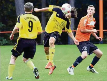  ??  ?? Aufsteiger Faulungen um Stefan Kirchner (links) und Christian Klotz (am Ball) bewiesen in Ufhoven tolle Moral und entführten drei Zähler. In der Tabelle liegen die Südeichsfe­lder mit neun Punkten auf dem zehnten Rang. Foto: Jens König