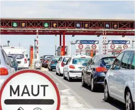  ??  ?? Mautkosten sind bei langen Autobahnfa­hrten nicht zu unterschät­zen und variieren stark.