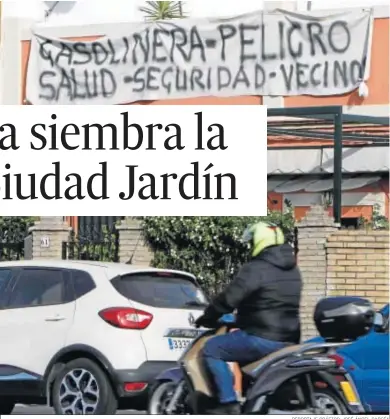  ?? REPORTAJE GRÁFICO: JOSÉ ÁNGEL GARCÍA ?? Una fachada de la calle Francisco Buendía donde cuelga una pancarta contra la gasolinera.