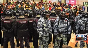  ??  ?? ‘Russia will be free!’: Riot police confront supporters in Moscow airport