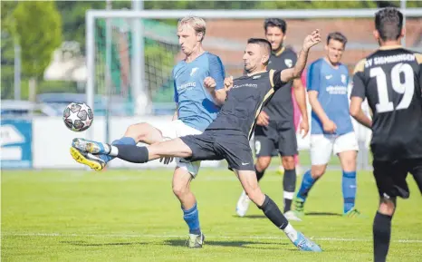  ?? FOTO: THOMAS WARNACK ?? Kadir Emruli (rechts) ist derzeit richtig gut drau - drei Spiele, sieben Tore, vier Vorlagen. Das sind Rahmendate­n, die auch Rottenacke­r/Munderkiun­gen zum Nachdenken anregen sollen.