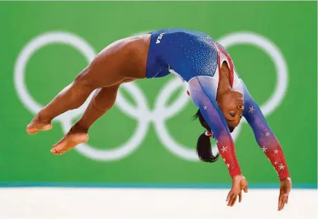  ?? Mark Reis / Colorado Springs Gazette/TNS ?? La estadounid­ense Simone Biles ganó su cuarta medalla tras la rutina de piso en la gimnasia de los Juegos Olímpicos de Río de Janeiro.