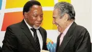  ??  ?? Well met: Eric Samson chats with former president Kgalema Motlanthe at a conference in 2013. /Supplied