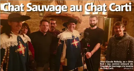  ?? (Photo P. F.) ?? Jean-Claude Roboly, ex « John Rob » (au centre) entouré de l’équipe de tournage à la taverne du Chat Carti.