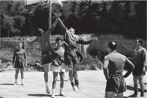  ?? ARCHIVO MARCA ?? Di Stéfano y Roque Olsen disputan el salto inicial de un partido de baloncesto con su entrenador, Villalonga, al fondo.