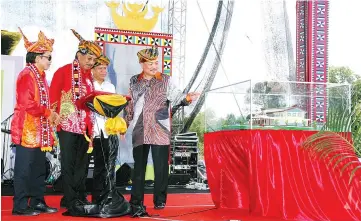  ??  ?? Musa (second from left) and Hajiji (right) during the launching of the Sabah Bajau Sama Cultural Centre building.