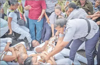  ??  ?? Imagen de archivo de un acto reprimido por agentes del régimen cubano.