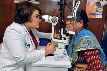  ?? SOMNATH SEN ?? EYE FOR DETAIL
Dr Bharti Kashyap examines a patient