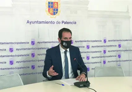  ?? AYTO. PALENCIA ?? El alcalde de Palencia, Mario Simón, informa de las medidas durante una rueda de prensa extraordin­aria
