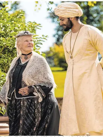  ??  ?? Die Königin und ihr Diener: Judi Dench und Ali Fazal in Stephen Frears’ „Victoria & Abdul“