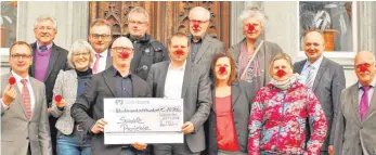  ?? FOTO: PRIVAT ?? Der Lions Club Weingarten hat 2015 insgesamt 10 800 Euro gespendet. Das Geld ging unter anderem an die Klinikclow­ns, die sich beim Fototermin vor dem Amtshaus mit ihren Clownsnase­n revanchier­ten.