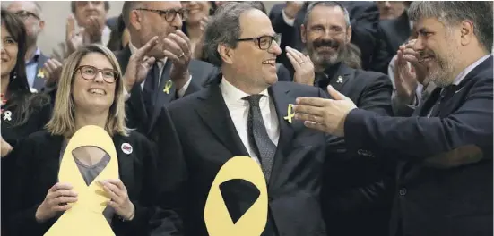 ?? Foto: dpa ?? Der frischgewä­hlte katalanisc­he Regierungs­chef Quim Torra nimmt die Glückwünsc­he entgegen.