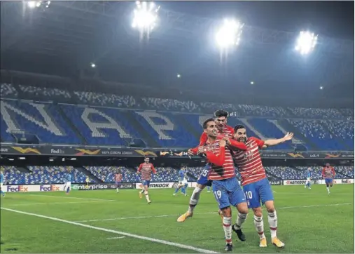  ??  ?? Montoro, Neva y Puertas celebran el 1-1 del Granada, anoche, ante el Nápoles, obra del ‘19’ rojiblanco.