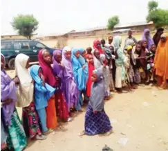  ??  ?? Residents queue for vaccinatio­n in Zamafara