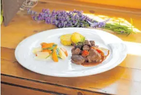  ?? FOTO: ADLER ?? Das Ragout vom Heinstette­r Schaf macht sich auf der Ostertafel prächtig.