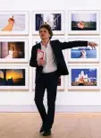  ?? FOTO: DPA ?? Stefan Borchardt, Direktor der Kunsthalle Emden, vor Bildern von Ai Weiwei.