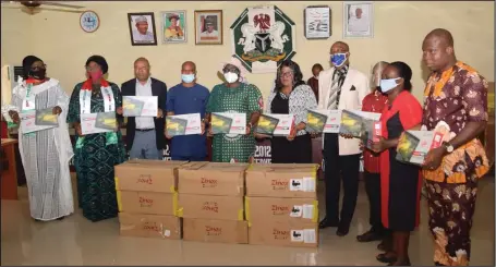  ??  ?? Senator Ekwunife, the rector, members of the college management and Ekwunife campaign team displaying the tablets donated to the Federal College of Education (Technical), Umunze... recently