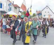  ??  ?? Die Festteilne­hmer marschiere­n in Stetten ein.