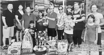  ??  ?? Lim (third, left) with a group of good Samaritans pose with Sinea (fifth left) during a visit to her house recently.