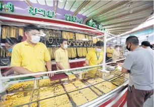  ??  ?? A gold shop in the Yaowarat area of Bangkok. Gold prices are surging as investors seek safe-haven assets.