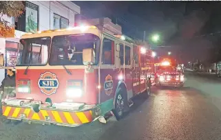  ?? FOTOS: CORTESÍA CARLOS HERNÁNDEZ. ?? Acudieron bomberos al sitio.