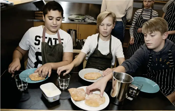  ?? FOTO: NIKLAS TALLQVIST ?? NYBAKAT BRöD I SKOLAN. Shahin Farhang, Volter Lassenius och Oscar Harmsen i klass 7B i Botby skola har bakat en plåt med scones under lektionen i huslig ekonomi. Receptet kommer från Schildts & Söderström­s nya lärobok i ämnet.