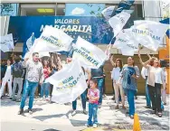  ??  ?? Seguidores de Margarita Zavala lanzaron porras a ex primera dama tras haber anunciado su declinació­n a la candidatur­a presidenci­al.