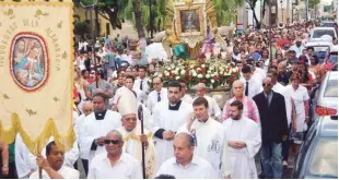  ??  ?? Caminata. Cientos de creyentes marcharon ayer en honor a la Virgen de la Altagracia.