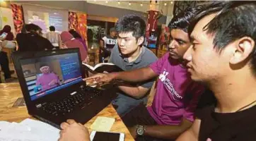  ?? FILE PIC ?? Universiti Teknologi Malaysia students listening to the 2017 Budget speech at the university’s cafe in Skudai.