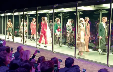  ??  ?? Un momento della sfilata di Gucci, ieri a Milano, per la prima volta insieme le due collezioni uomo e donna