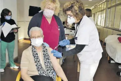  ?? MEDITERRÁN­EO ?? Benilde Domingo, la primera persona en la provincia en ponerse la vacuna, recibió ayer la segunda dosis.