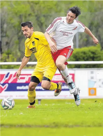  ?? ARCHIV-FOTO: THOMAS WARNACK ?? Den FC Mengen (links: Manuel Frommeld) hat eigentlich die ganze Liga auf der Rechnung. Auch der FV Neufra/D. steht auf der Kandidaten­liste, aber ohne Ovidiu Todor (rechts). Der hat seine Karriere inzwischen beendet.