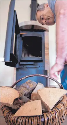  ?? FOTO: KAI REMMERS/DPA ?? Gut einen Kubikmeter Holz im Jahr brauchen Ofenbesitz­er, die ihre Anlage regelmäßig nutzen.