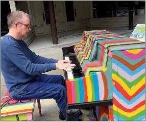  ?? Arkansas Democrat-Gazette/GINNY MONK ?? Steven Speirs brings some gospel music to the intersecti­on of Sixth and Main streets in downtown Little Rock.