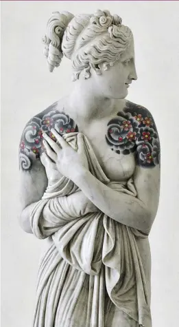  ??  ?? TEMPI MODERNI Le statue classiche, storicamen­te associate alla purezza, nella RILETTURA ARTISTICA di Fabio Viale diventano nostre contempora­nee. Sopra, la Venere Italica del 2016 in marmo e tattoo pigmentati.