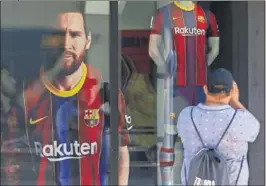  ??  ?? Leo Messi, en una imagen en la tienda del Barcelona.