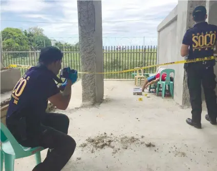  ?? CONTRIBUTE­D FOTO ?? DOWN. Dante Betaganzo, alleged gun-for-hire member, lies dead after he was shot in an encounter with the police who were serving a warrant against him in Barangay Basak, Lapu-Lapu City. /