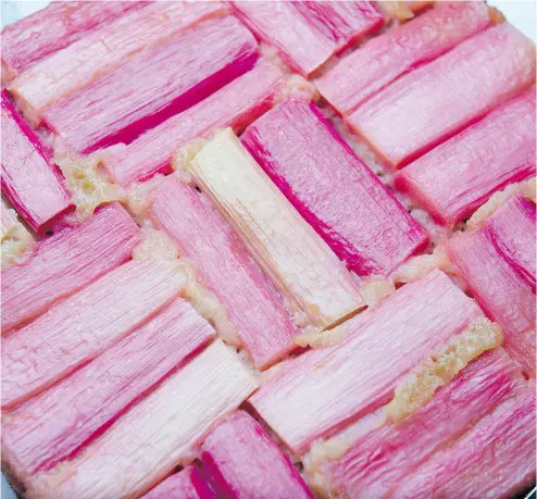  ?? TYLER ANDERSON / NATIONAL POST ?? Upside down rhubarb design cake is a sure way to impress guests, and it’s delicious, writes Bonnie Stern.