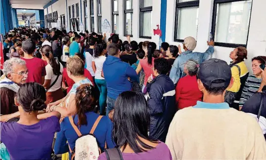  ?? FREDDY MACAS ?? ►HUAQUILLAS, El Oro. Miles de venezolano­s coparon en las últimas horas el puesto fronterizo en este cantón orense, tratando de cruzar a Perú.