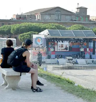  ??  ?? Il palco in allestimen­to al Circo Massimo (foto Leone/LaPresse)