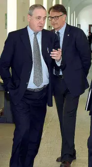  ??  ?? In tribunale A sinistra il pm Paolo Sachar, a destra al suo fianco il capo del Sert Giovanni Serpelloni