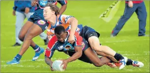  ?? Picture: EUGENE COETZEE ?? TOO LATE: NMMU’s Lindelwu Zungu scores as SAPS’s Elton Loxten fails to stop him during their EP Grand Challenge match at Kemsley Park at the weekend