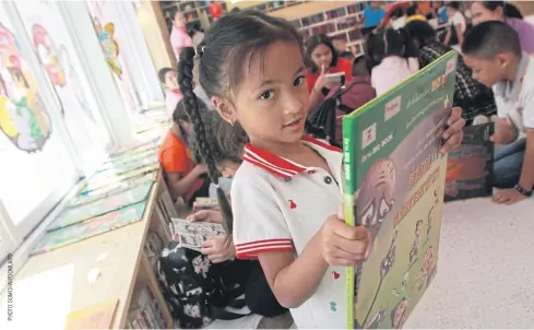  ??  ?? READING BETWEEN THE LINES: Youngsters read and play inside a ‘living library’ in Lumpini. With the help of HSBC, the plus 60-year-old receives a facelift for children section. The library in Lumpini also has play space for kids.