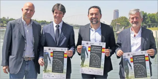  ??  ?? A ESCENA. Este pasado miércoles fue presentada la edición 21 del Campeonato de España de aguas abiertas Open, con la presencia de Antonio Fernández.