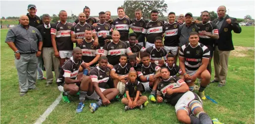  ?? Foto’s: Clive Pretorius, korrespond­ent ?? Die spelers vorm die kern van Heidelberg-rugbyklub se eerst span. Hul hoofafrigt­er, Johan Erasmus, staan heel links en voorsitter, Julian Buys heel regs. Die kaptein, Royden Hendricks, is in die tweede ry, tweede van links.