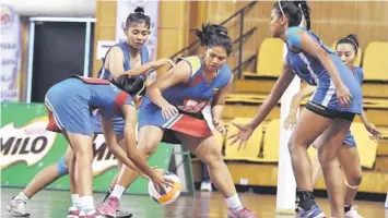  ??  ?? Federal Territory Kuala Lumpur (WPKL) players (left) control the ball during their match against Johor at the 30th National Youth Netball championsh­ip at the Juara Bukit Kiara Stadium in Kuala Lumpur. WPKL won 26-11. — Bernama photo