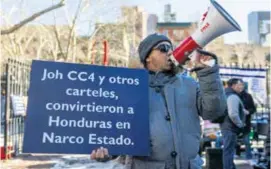  ?? ?? Reclamo. Hondureños se manifestar­on ayer contra Orlando Hernández, en Nueva York.