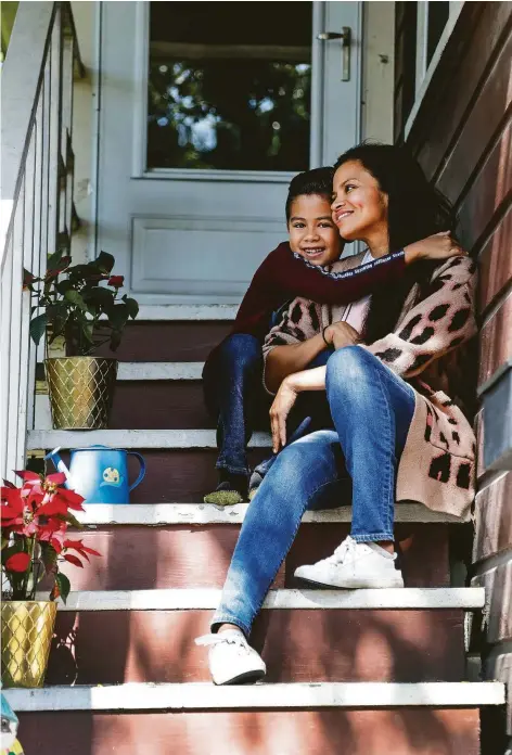  ?? Karen Warren / Staff photograph­er ?? “This has been been the hardest thing I’ve ever done,” said Frida Villalobos, single mom to 7-year-old Gael. “… Anyone who has children, whether they are single or not, has it hard right now.”